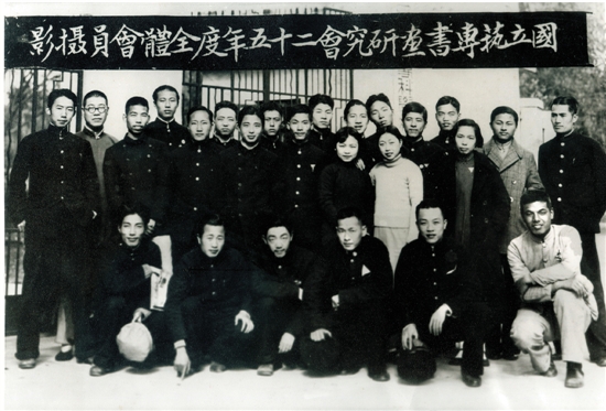 1936年,国立杭州艺术专科学校书画研究会全体会员合影(后排左二为