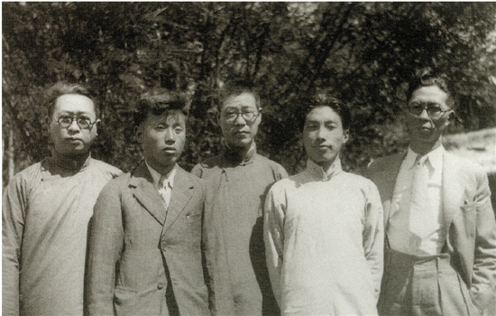 1939年,潘天寿(中,吴茀之(右一,张振铎(左一,高冠华(右二)等人