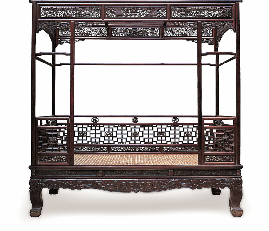 黄花梨六柱架子床  155×220×230cm   估价:3,200,000-4,500,000